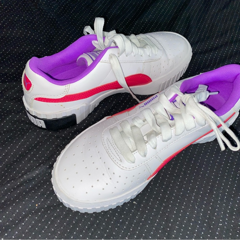 White puma tennis shoes